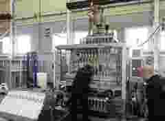 INTERNAL USE Case Study Inever 04 workers with machine