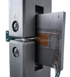 AMCT crack growth test with extensometer and fractire gauge