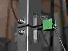 AMCT crack growth test with extensometer