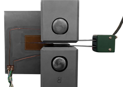 AMCT crack growth test with extensometer and fractire gauge front view